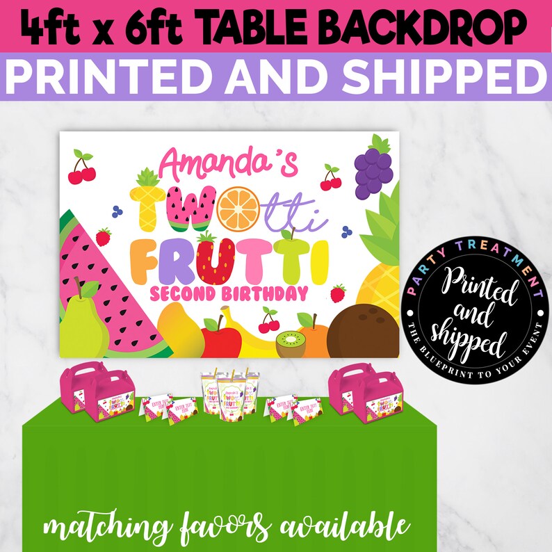 Puede incluir: Un tel&oacute;n de fondo de mesa de 122 cm x 183 cm con un dise&ntilde;o de frutas para una fiesta de segundo cumplea&ntilde;os. El tel&oacute;n de fondo presenta el texto "Amanda's Twotti Frutti Second Birthday" con varias ilustraciones de frutas. Hay recuerdos a juego disponibles.