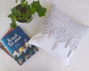 Elegant Crocheted Cotton Cushion Cover: Cozy Comfort and Exquisite Décor