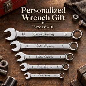 Könnte beinhalten: Ein Set aus fünf silberfarbenen Ringmaulschlüsseln in den Größen 6, 7, 8, 9 und 10, jeweils mit der Aufschrift Custom Engraving. Der Text Personalized Wrench Gift Sizes 6-10 steht über den Werkzeugen, die absteigend angeordnet sind.