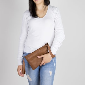 Bolsa de pulso marrom em couro macio com borla - Clutch de pulso grande - Pulseira de couro macio - Clutch feminina fina - Clutch de couro com zíper