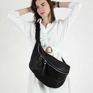 Grand sac bandoulière en cuir - Sac banane fait main - Sac bandoulière pour femme - Sac banane souple et ample - Sac bandoulière en cuir noir XXL - Sac poitrine noir
