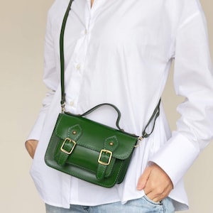 Minibolso de cuero hecho a mano para mujer: pequeño bolso bandolera con hebillas y asa superior, hecho en Grecia, estilo vintage. Regalo.