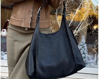 Bolsa Hobo Artesanal em Couro Preto – Bolsa de Ombro em Couro Italiano Granulado – Bolsa Feminina Macia