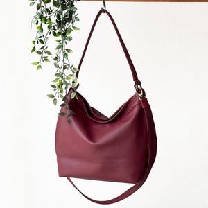 Große weiche Umhängetasche für Frauen - Umhängetasche Crossbody Hobo Tasche - Große rote Ledertasche - Geschenk