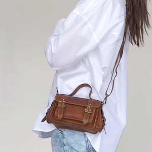 Mini bolso bandolera tipo cartera para mujer – Piel auténtica, bolso artesanal, monedero estructurado - Mini bolso tipo cartera con asa superior - Cartera marrón - Regalo