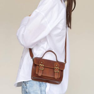 Bolso bandolera pequeño de piel marrón - Minibolso bandolera con asa superior y hebillas, monedero vintage, minibolso hecho a mano - Piel rústica auténtica