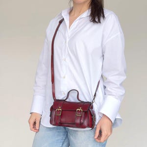Bolso bandolera artesanal de piel – Minibolso tipo cartera con asa y correa – Pequeño bolso de hombro estilo vintage para mujer – Cartera pequeña roja