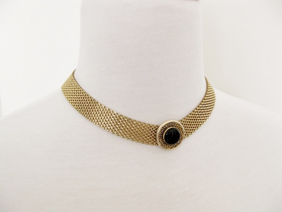 Mesh bib gold necklace. Jet stone/ajustable. DINNE