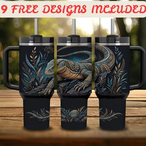 Puede incluir: Un vaso negro con asa y pajita que presenta un gráfico de un lagarto sobre una roca rodeado de elementos botánicos en tonos azules y dorados. El texto 9 FREE DESIGNS INCLUDED se muestra en la parte superior de la imagen sobre el vaso.