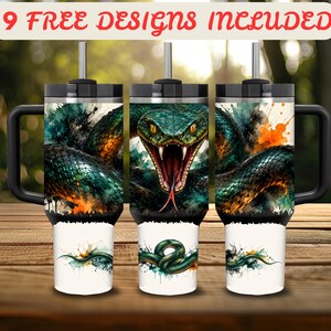 Peut inclure: Un gobelet en acier inoxydable avec poignée et paille, orné d'un motif aquarelle représentant un serpent vert gueule ouverte avec des crocs. Le design inclut des éclaboussures de peinture orange et bleu sarcelle. Le texte en haut indique 9 FREE DESIGNS INCLUDED.