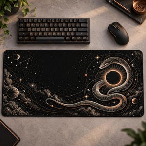 Puede incluir: Una alfombrilla de escritorio rectangular con fondo negro y un diseño de líneas blancas de una serpiente enroscada alrededor de un círculo central oscuro. Incluye elementos celestiales como estrellas, planetas y nubes espaciales.