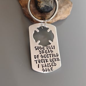 Portachiavi per mamma pompiere: targhetta in alluminio con croce maltese stampata a mano
