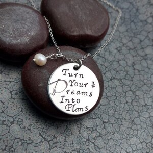 Verwandeln Sie Ihre Träume in Pläne Inspirierende Halskette Hand gestempelt Motivationsschmuck Inspirierender Schmuck