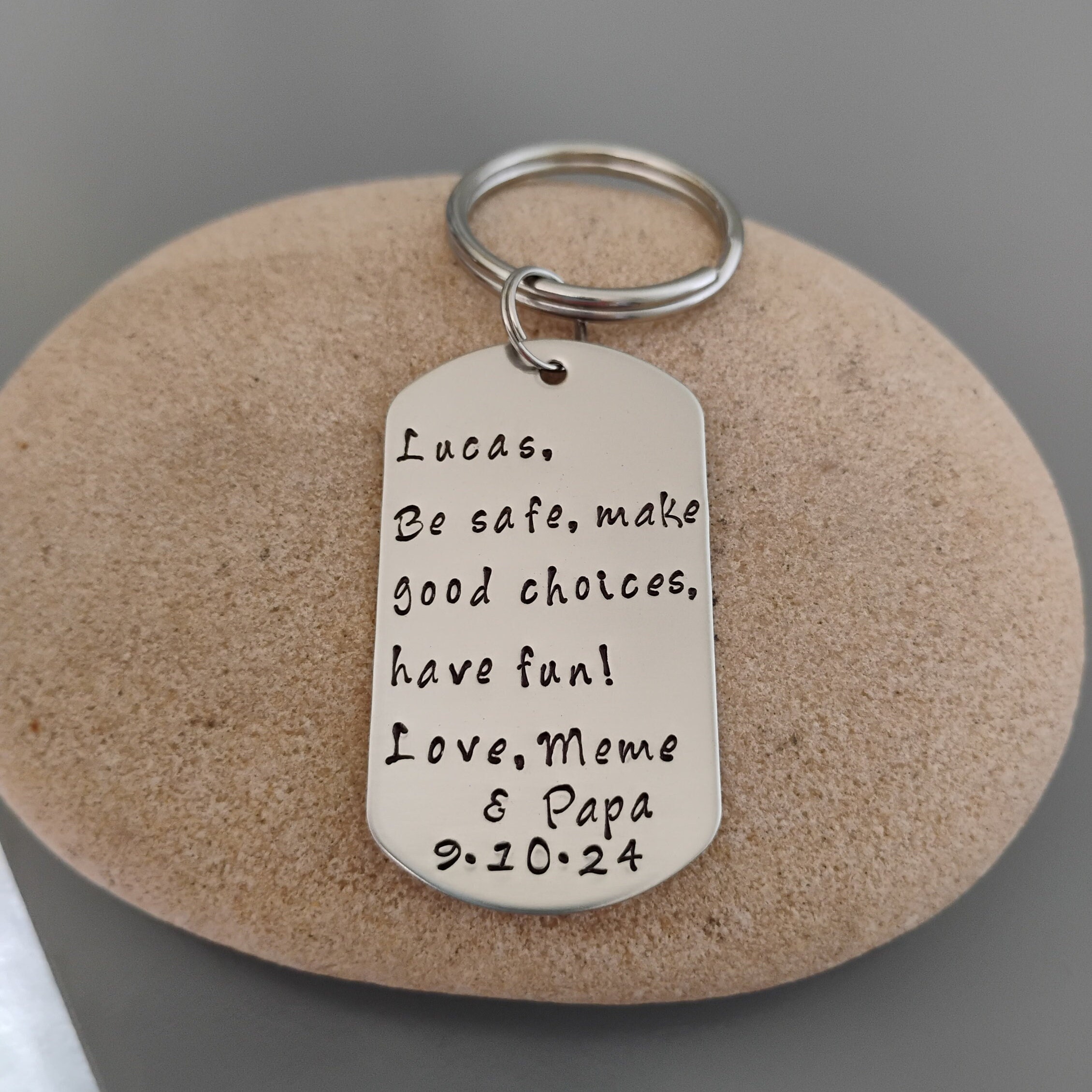 Tostmrks Drive Safe - Portachiavi con citazione motivazionale, design con targa a L, regalo per neofiti, accessori auto per adolescenti, ragazzi e ragazze, colore: nero, Argento, Taglia unica