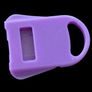 Peut inclure: Une tirette de fermeture éclair en plastique violet clair présentant un corps plat et rectangulaire avec une découpe rectangulaire centrale et une boucle circulaire arrondie à l'extrémité. La surface présente un motif en grille fine.
