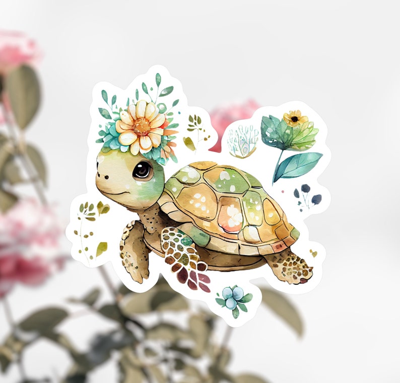 Puede incluir: Una ilustraci&oacute;n de acuarela de una linda tortuga con una corona de flores. La tortuga es verde y marr&oacute;n con un caparaz&oacute;n amarillo. Las flores de la corona son amarillas, blancas y azules.