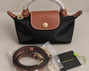 Longchamp Schwarze Le Pliage Original Pouch Mini-Tasche mit goldfarbenem Verschluss und verstellbarem Riemen