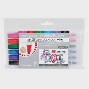 Pode incluir: Um conjunto de seis marcadores Kuretake Zig Clean Color Dot numa embalagem de plástico transparente. Os marcadores possuem pontas duplas, incluindo uma ponta fina de 0,5 mm e uma ponta flexível para pontos. Cores: rosa, vermelho, verde, azul, roxo e preto.