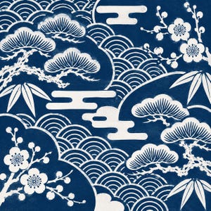 Pode incluir: Um tecido azul profundo com um padrão branco repetitivo de pinheiros estilizados, folhas de bambu, flores de ameixeira e motivos de ondas semicirculares concêntricas. O design inclui formas de nuvens horizontais dispersas pela composição.