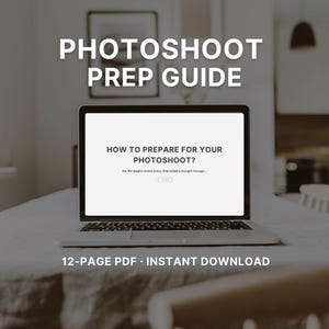 Könnte beinhalten: Ein silberner Laptop mit einem weißen Bildschirm, der den Text HOW TO PREPARE FOR YOUR PHOTOSHOOT? und the film begins where every little detail is thought through anzeigt. Darüber steht PHOTOSHOOT PREP GUIDE und darunter 12-PAGE PDF.