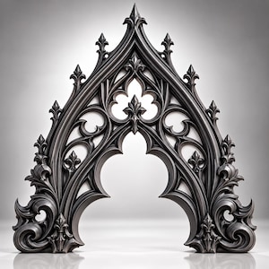 Op de afbeelding: Een donkergrijs, sierlijk spitsboogframe met ingewikkeld krulwerk, fleur-de-lis-motieven en symmetrische uitsparingen. De structuur heeft een scherpe, gepunte bovenkant en gebogen, decoratieve basiselementen met een gladde, matte afwerking.
