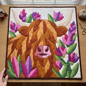 Quiltmuster für Hochlandrinder, Applikationsanleitung mit offener Kante (PDF), Wandbehang mit Kuhmotiv, Quilt mit Bauernhoftieren und Blumenmuster, einfach und anfängerfreundlich, 4 Größen