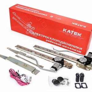 Puede incluir: Una caja rectangular roja con la etiqueta KATEK que contiene un mecanismo de elevalunas eléctrico de metal con dos rieles plateados, dos motores negros, un mazo de cables con hilos rosas y negros, dos interruptores negros y una bolsa de tornillería.