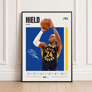 Könnte beinhalten: Ein gerahmtes Sportposter mit Buddy Hield in einem marineblauen und gelben Indiana Pacers Trikot beim Basketballwurf. Das Design enthält den Text HIELD, /92, eine weiße Unterschrift und eine statistische Zusammenfassung unten auf cremefarbenem Grund.