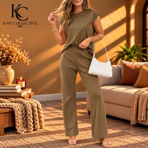 Peut inclure: Un ensemble en maille vert olive composé d'un haut à manches courtes et d'un pantalon assorti à jambes larges avec des coutures verticales. La tenue est accompagnée d'un sac à épaule blanc à la finition texturée et de sandales ouvertes.