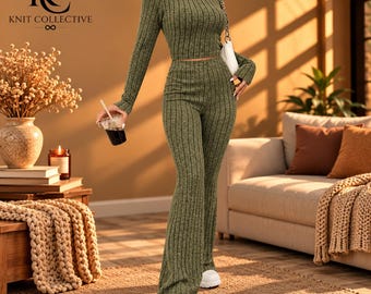 Damesset bestaande uit een geribbelde coltrui crop top en een flared broek, inclusief bijpassende loungeset.