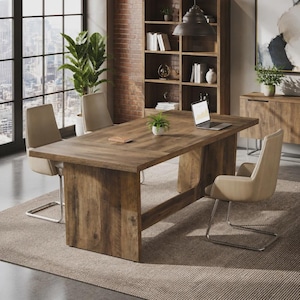 Peut inclure: Une table à manger rectangulaire en bois avec un plateau épais et deux pieds pleins, accompagnée de trois chaises rembourrées beiges avec des bases cantilever en chrome, une petite plante en pot et un ordinateur portable ouvert.
