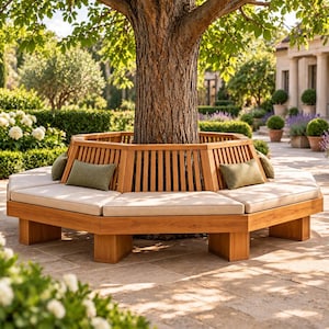 Puede incluir: Un banco de árbol hexagonal de madera con respaldo de listones y acabado en madera natural. El banco incluye cojines de asiento de color beige claro y dos cojines rectangulares de color verde oliva, rodeando el tronco de un gran árbol.
