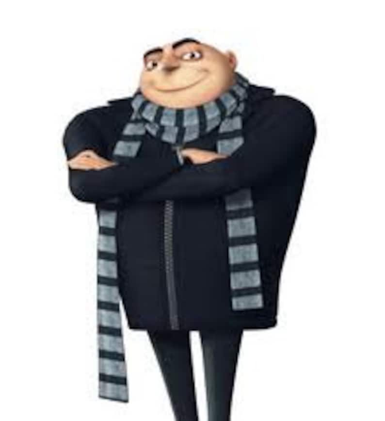 Op de afbeelding: Een cartoonfiguur met een kale kop, die een zwarte jas en een gestreepte sjaal draagt, met een ondeugende glimlach.