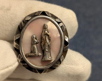 Vintage französische Lourdes-Brosche, Perlmutt-Anstecknadel mit Darstellung der Jungfrau Maria und der heiligen Bernadette, antiker katholischer Schmuck, spirituelles Medaillon als Geschenk