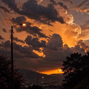 Pode incluir: Uma estrada de asfalto sinuosa reflete os tons laranja vibrante e roxo profundo de um céu dramático ao pôr do sol, cheio de nuvens densas. Um poste de luz alto à esquerda ilumina a cena, enquanto luzes distantes brilham perto de montanhas.
