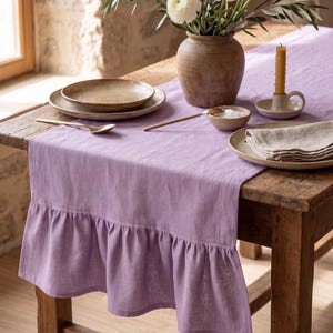Camino de mesa de lino con volantes lila, camino de mesa de lino y algodón, decoración de mesa de comedor estilo rústico, camino de mesa de longitud personalizada, mantelería para bodas y fiestas.