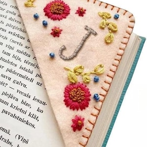 Lesezeichen aus Filz mit gesticktem Buchstaben J, floralem Monogramm, personalisiertem Design, Geschenk für Bücherliebhaber, handgestickt, quadratische Ecken, Geschenk für Leseratten, gestickter Filz
