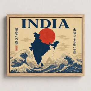Könnte beinhalten: Ein gerahmter Kunstdruck mit einer dunkelblauen Silhouette von Indien auf cremefarbenem Hintergrund. Über der Karte befindet sich ein großer roter Kreis, darunter stilisierte blaue Meereswellen. Der Text INDIA steht oben, flankiert von japanischen Schriftzeichen.