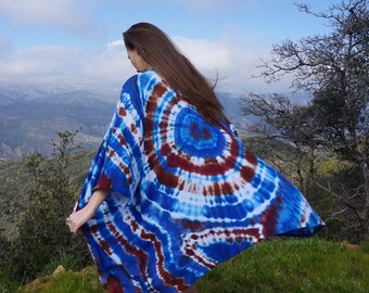 Blå batikfärgad kimonosjal handsydd och färgad unik festivalkläder strandklänning hippie boho stil