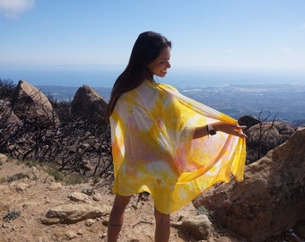 Gul tie dye-sjal, tie dye-kimonosjal, bohemiska boho-kläder, festivalkläder, unik handgjord sjal, strandklänning i rayon