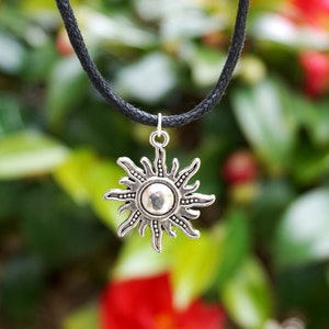 Ras de cou soleil noir sur cordon en coton ciré, collier ras de cou végétalien avec pendentif, cadeau pour adolescente, bijoux de festival, bijoux pour femme image 1