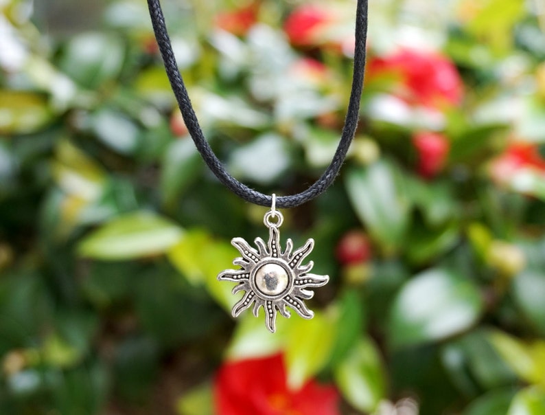 Ras de cou soleil noir sur cordon en coton ciré, collier ras de cou végétalien avec pendentif, cadeau pour adolescente, bijoux de festival, bijoux pour femme image 1