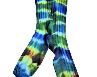 Puede incluir: Un par de calcetines tie-dye coloridos con textura acanalada. Los calcetines son una mezcla de azul, verde, amarillo y naranja.