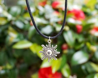 Ras de cou soleil noir sur cordon en coton ciré, collier ras de cou végétalien avec pendentif, cadeau pour adolescente, bijoux de festival, bijoux pour femme