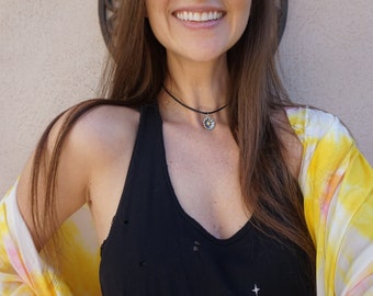 Ras de cou tournesol en argent, tour de cou noir avec pendentif marguerite, tour de cou en plaqué argent, cadeau unique pour elle, bijoux de festival, cadeau de remise des diplômes