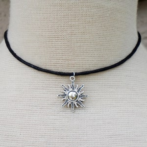 Ras de cou soleil noir sur cordon en coton ciré, collier ras de cou végétalien avec pendentif, cadeau pour adolescente, bijoux de festival, bijoux pour femme image 3