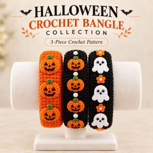Op de afbeelding: Drie gehaakte armbanden met Halloween-motieven. Een oranje armband met drie pompoenen, een zwarte met pompoenen en witte parels, en een zwarte met witte spookjes, oranje bloemen en parels. Tekst: HALLOWEEN CROCHET BANGLE COLLECTION 3-Piece Crochet Pattern.