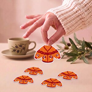 Toppa ricamata termoadesiva a forma di fungo autunnale per cardigan (4 x 6,3 cm)
