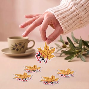 Broderad stryklapp med höstlönnlöv och bär (5,1 x 5,1 cm)