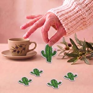 Geborduurd strijkpatch met cactusmotief (4,7 x 4,9 cm)
